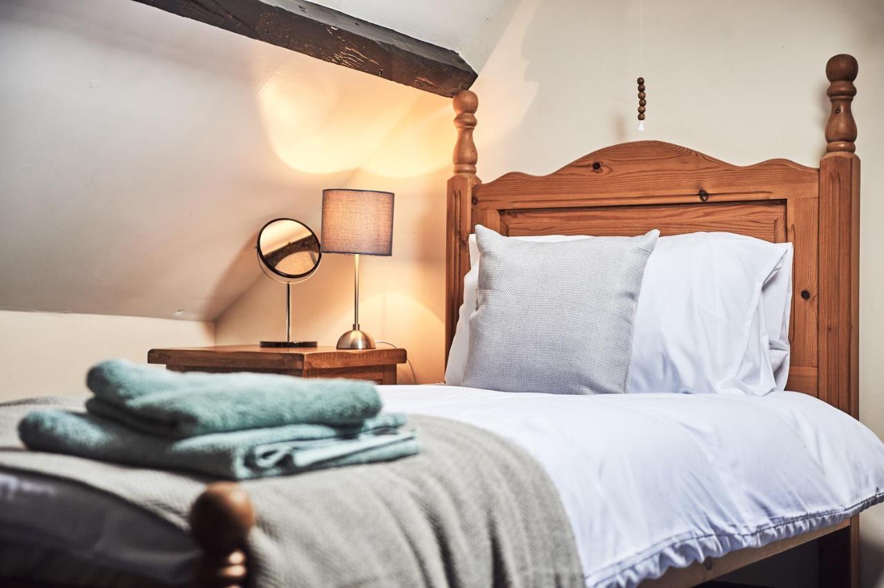 Penuwch Boathouse- Lakeside Rural Cottage Ideal For Families With Indoor Heated Pool Carmarthen Eksteriør billede