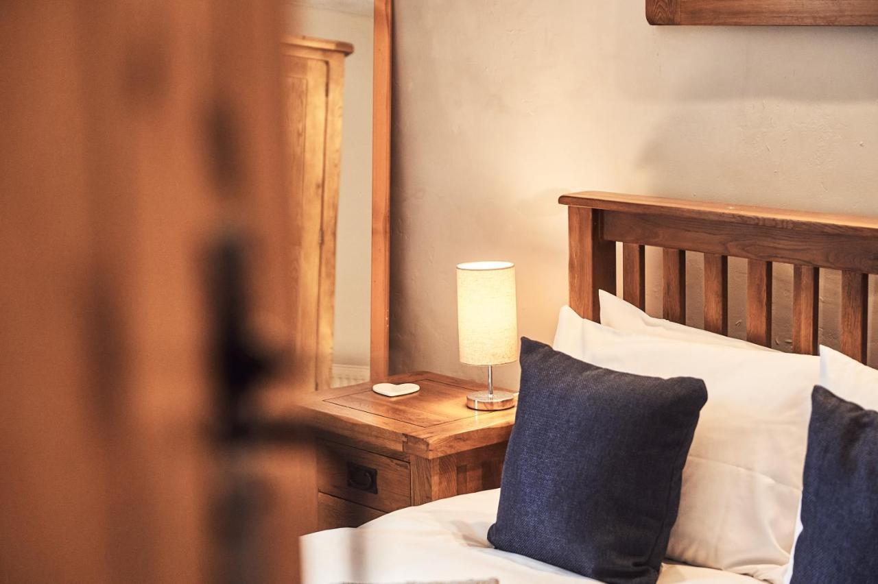 Penuwch Boathouse- Lakeside Rural Cottage Ideal For Families With Indoor Heated Pool Carmarthen Eksteriør billede
