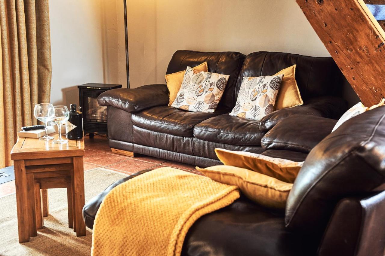 Penuwch Boathouse- Lakeside Rural Cottage Ideal For Families With Indoor Heated Pool Carmarthen Eksteriør billede