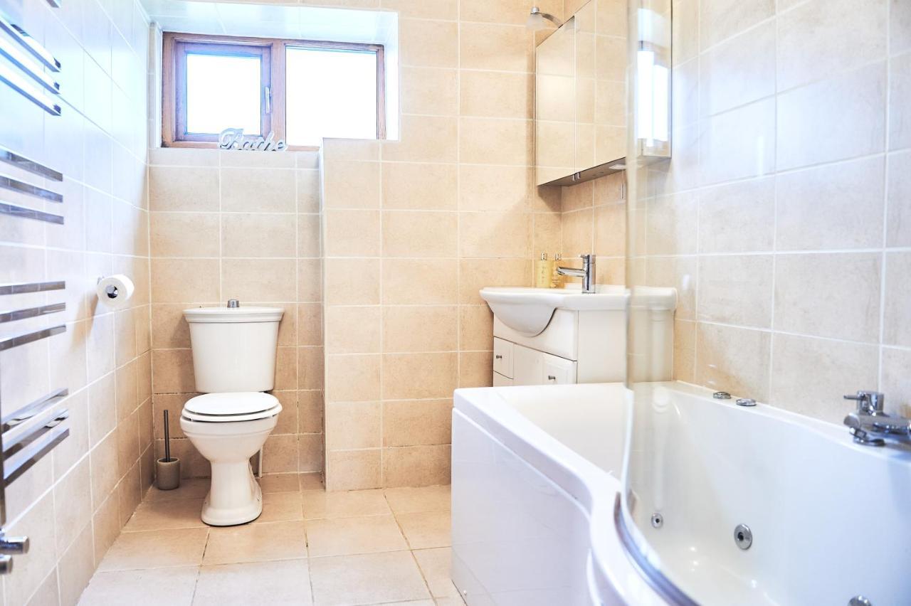 Penuwch Boathouse- Lakeside Rural Cottage Ideal For Families With Indoor Heated Pool Carmarthen Eksteriør billede