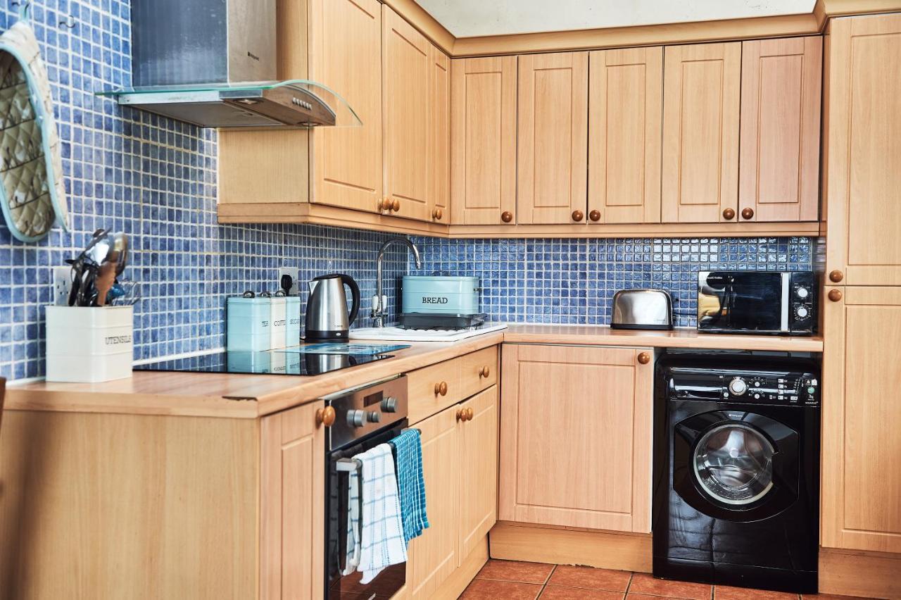 Penuwch Boathouse- Lakeside Rural Cottage Ideal For Families With Indoor Heated Pool Carmarthen Eksteriør billede