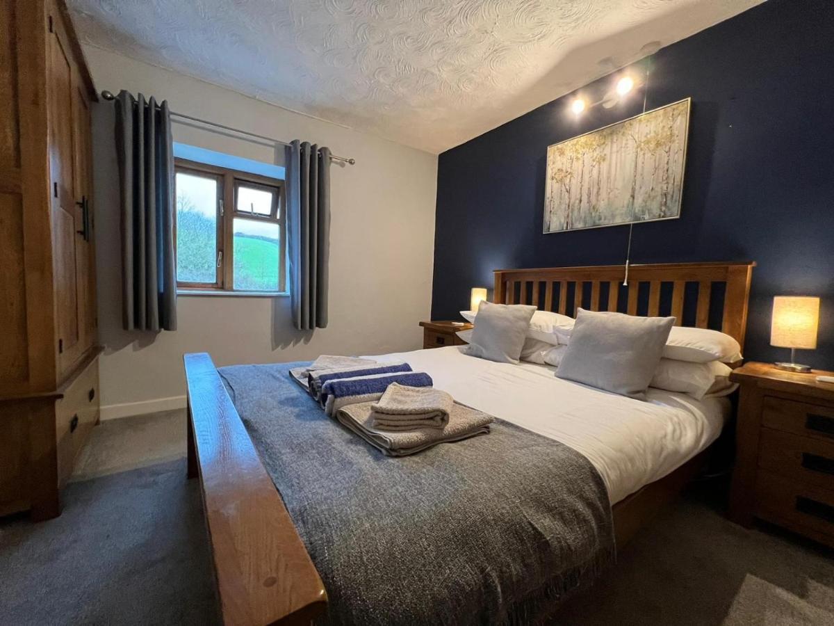 Penuwch Boathouse- Lakeside Rural Cottage Ideal For Families With Indoor Heated Pool Carmarthen Eksteriør billede